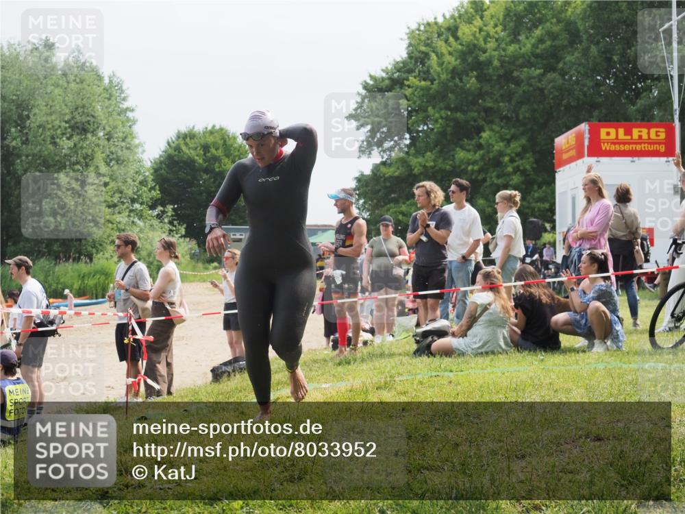 15.06.2025 - 27. Vierlanden-Triathlon KatJ http://msf.ph/oto/8033952 15.06.2025 11:17:11 Schwimmen 944, 945, 978, 979 meine-sportfotos.de