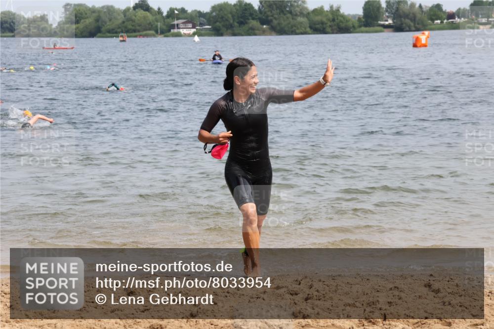 15.06.2025 - 27. Vierlanden-Triathlon Lena Gebhardt http://msf.ph/oto/8033954 15.06.2025 11:18:45 Schwimmen 885, 909, 916, 925, 939 meine-sportfotos.de