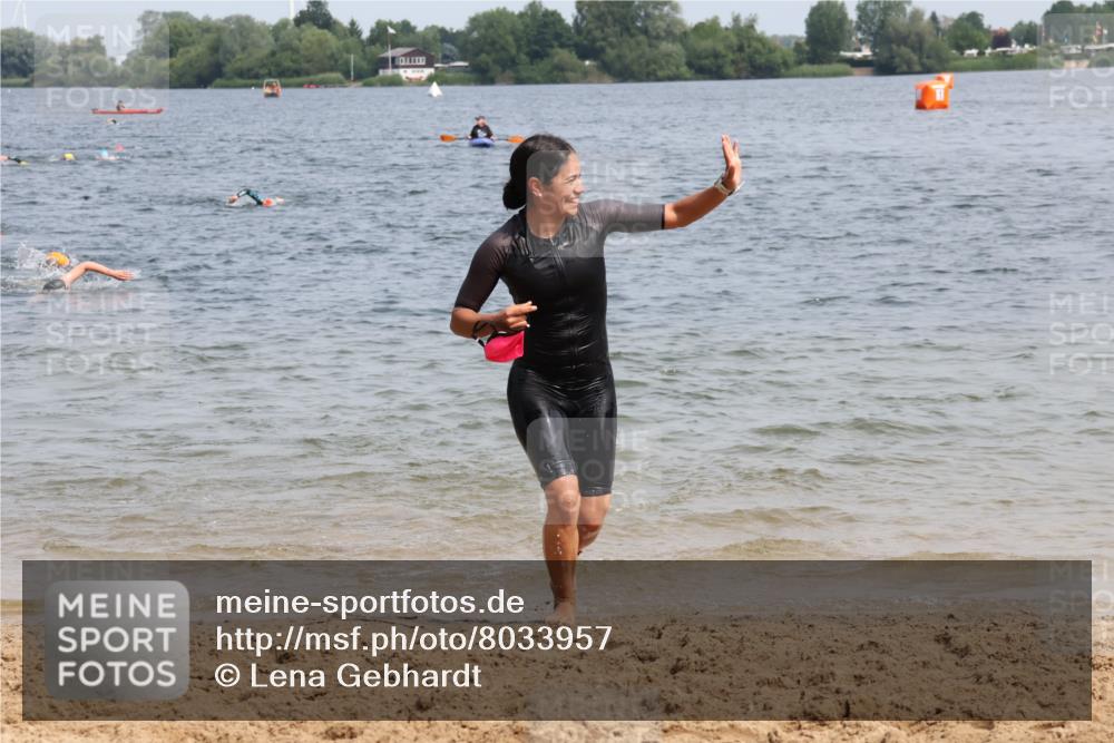 15.06.2025 - 27. Vierlanden-Triathlon Lena Gebhardt http://msf.ph/oto/8033957 15.06.2025 11:18:45 Schwimmen 885, 909, 916, 925, 939 meine-sportfotos.de