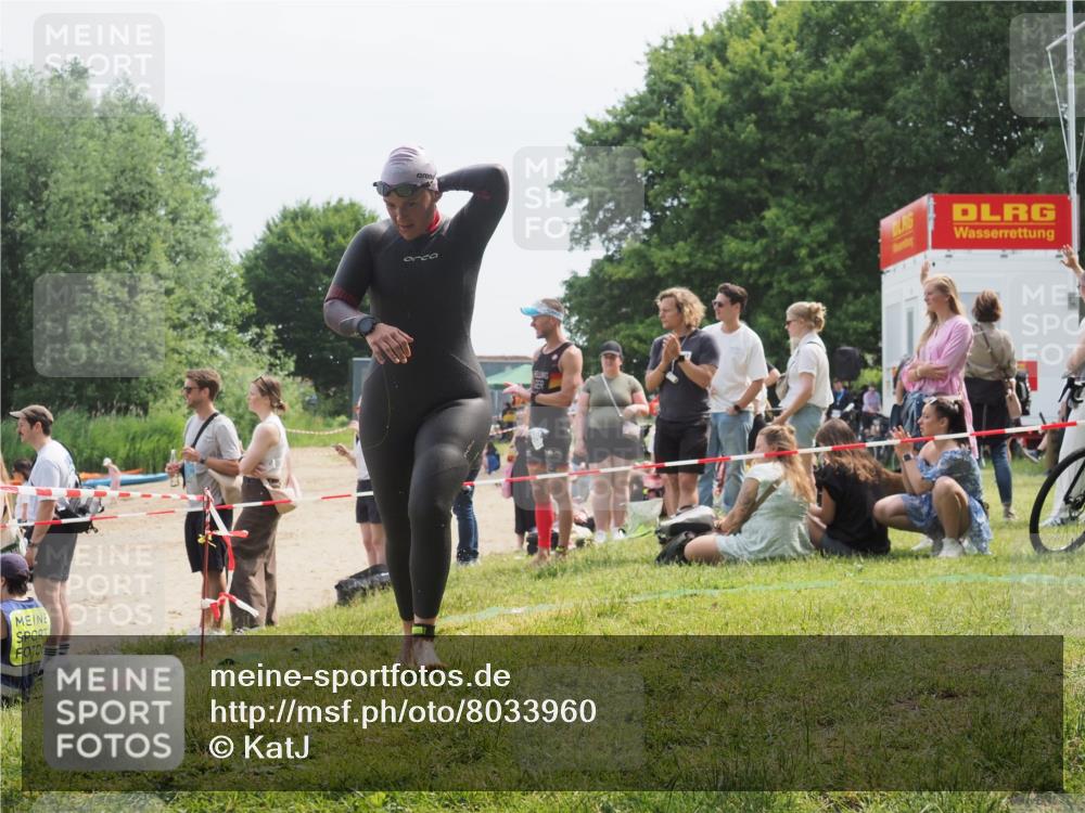 15.06.2025 - 27. Vierlanden-Triathlon KatJ http://msf.ph/oto/8033960 15.06.2025 11:17:11 Schwimmen 944, 945, 978, 979 meine-sportfotos.de