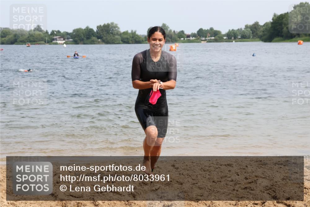 15.06.2025 - 27. Vierlanden-Triathlon Lena Gebhardt http://msf.ph/oto/8033961 15.06.2025 11:18:46 Schwimmen 885, 909, 916, 925, 939 meine-sportfotos.de