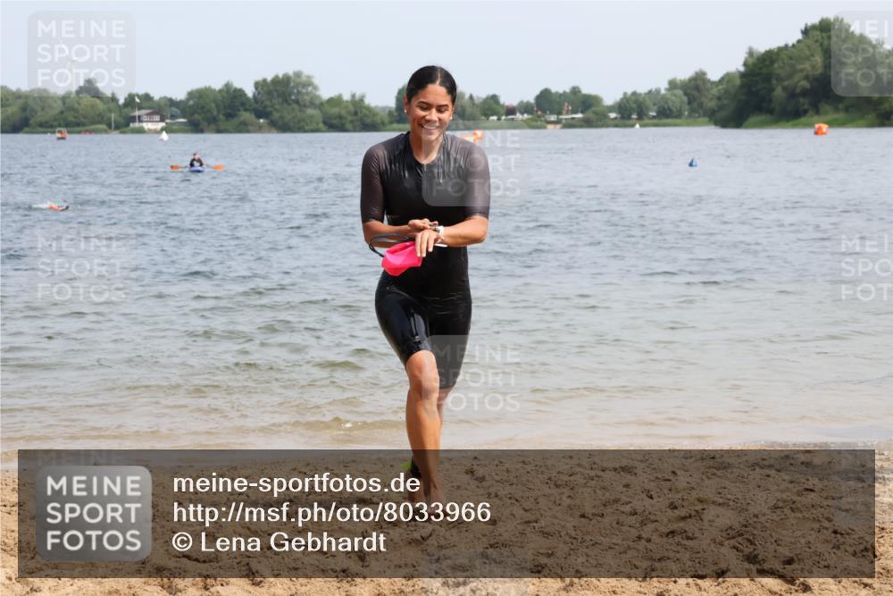 15.06.2025 - 27. Vierlanden-Triathlon Lena Gebhardt http://msf.ph/oto/8033966 15.06.2025 11:18:46 Schwimmen 885, 909, 916, 925, 939 meine-sportfotos.de
