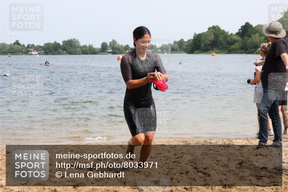 15.06.2025 - 27. Vierlanden-Triathlon Lena Gebhardt http://msf.ph/oto/8033971 15.06.2025 11:18:47 Schwimmen 885, 909, 916, 925, 939 meine-sportfotos.de