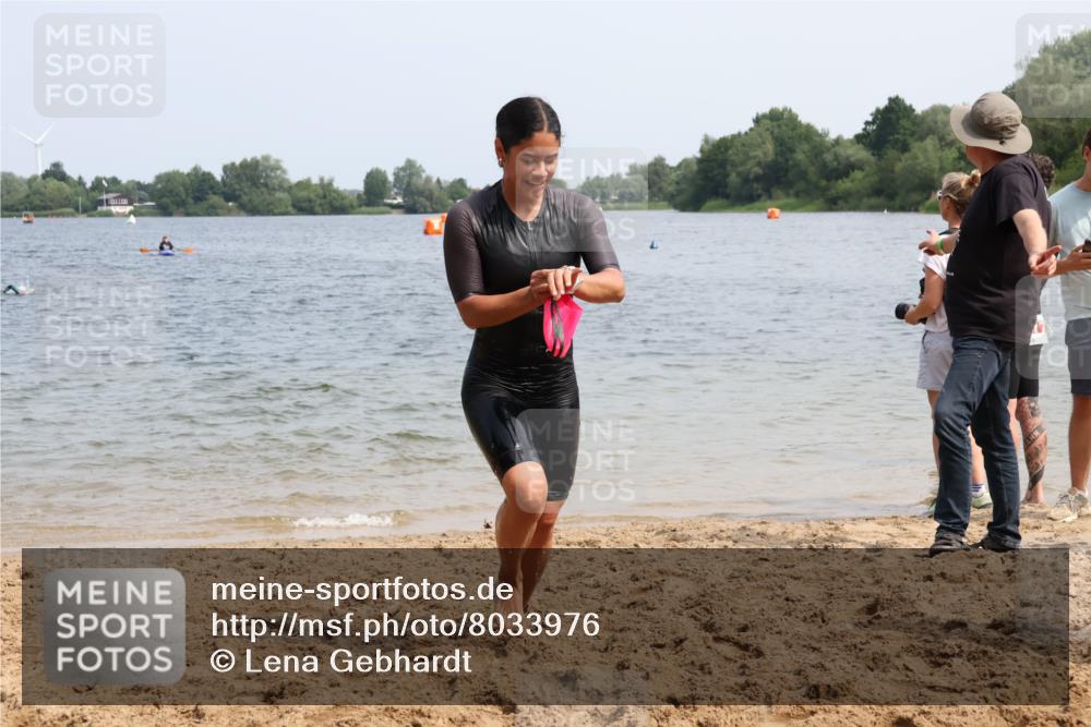 15.06.2025 - 27. Vierlanden-Triathlon Lena Gebhardt http://msf.ph/oto/8033976 15.06.2025 11:18:47 Schwimmen 885, 909, 916, 925, 939 meine-sportfotos.de