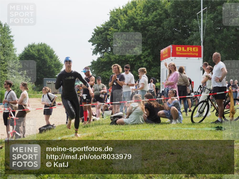 15.06.2025 - 27. Vierlanden-Triathlon KatJ http://msf.ph/oto/8033979 15.06.2025 11:17:15 Schwimmen 944, 945, 979 meine-sportfotos.de