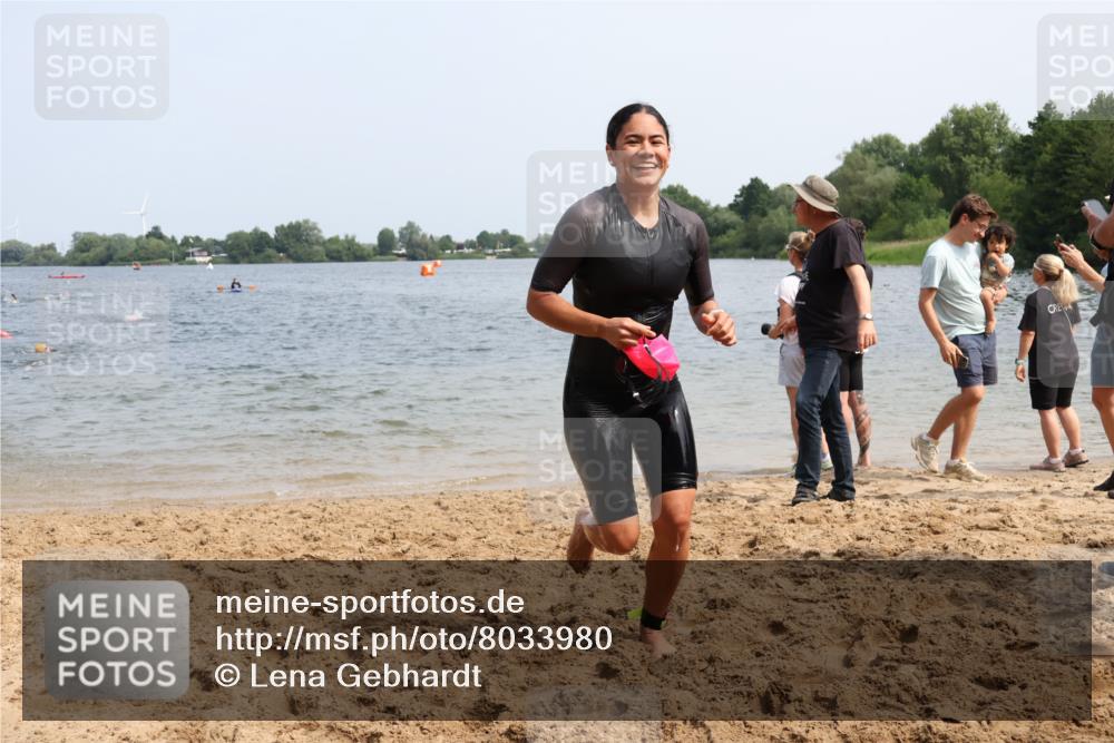 15.06.2025 - 27. Vierlanden-Triathlon Lena Gebhardt http://msf.ph/oto/8033980 15.06.2025 11:18:47 Schwimmen 885, 909, 916, 925, 939 meine-sportfotos.de