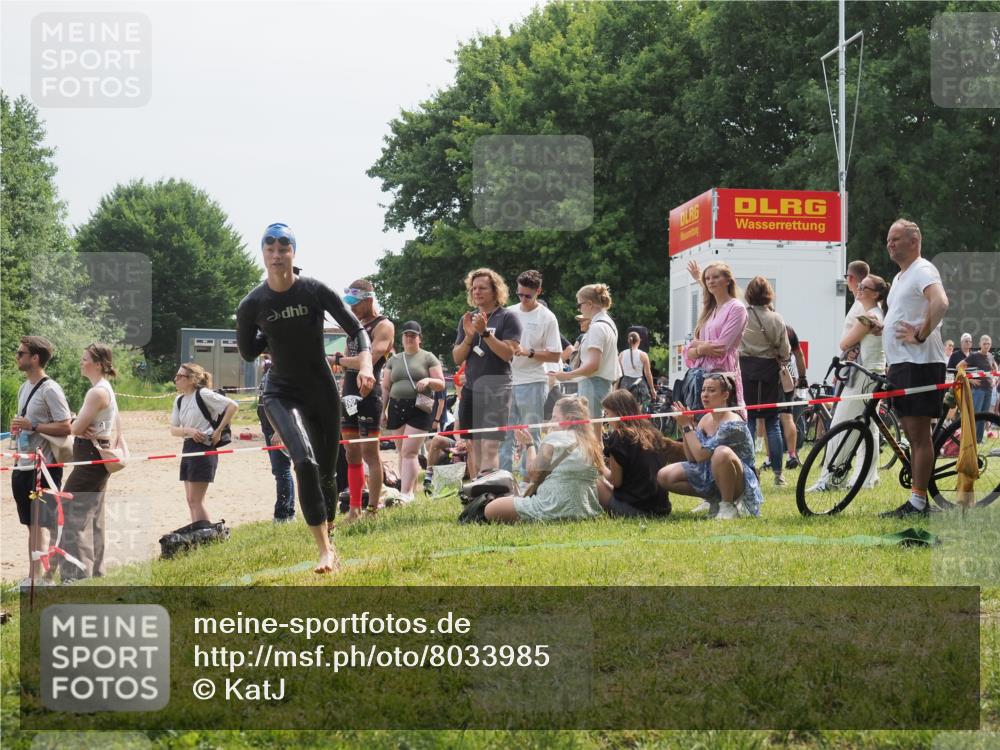 15.06.2025 - 27. Vierlanden-Triathlon KatJ http://msf.ph/oto/8033985 15.06.2025 11:17:15 Schwimmen 944, 945, 979 meine-sportfotos.de