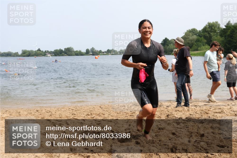 15.06.2025 - 27. Vierlanden-Triathlon Lena Gebhardt http://msf.ph/oto/8033986 15.06.2025 11:18:47 Schwimmen 885, 909, 916, 925, 939 meine-sportfotos.de