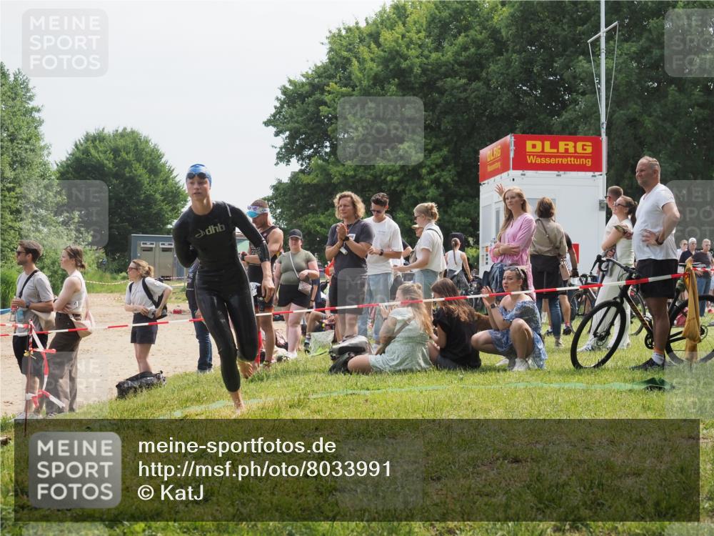 15.06.2025 - 27. Vierlanden-Triathlon KatJ http://msf.ph/oto/8033991 15.06.2025 11:17:15 Schwimmen 944, 945, 979 meine-sportfotos.de