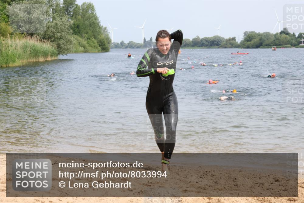 15.06.2025 - 27. Vierlanden-Triathlon Lena Gebhardt http://msf.ph/oto/8033994 15.06.2025 11:18:48 Schwimmen 885, 909, 916, 925, 939 meine-sportfotos.de