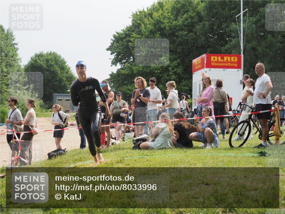 15.06.2025 - 27. Vierlanden-Triathlon KatJ http://msf.ph/oto/8033996 15.06.2025 11:17:15 Schwimmen 944, 945, 979 meine-sportfotos.de