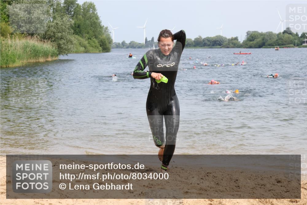 15.06.2025 - 27. Vierlanden-Triathlon Lena Gebhardt http://msf.ph/oto/8034000 15.06.2025 11:18:48 Schwimmen 885, 909, 916, 925, 939 meine-sportfotos.de