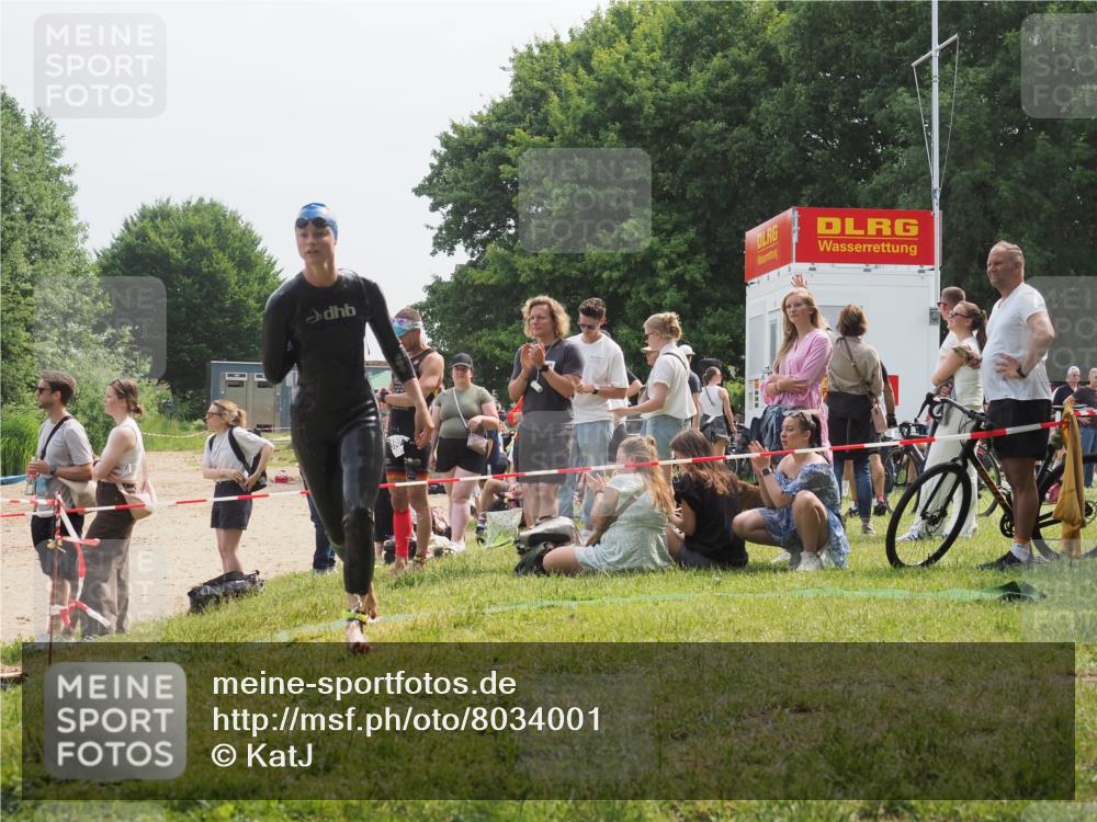 15.06.2025 - 27. Vierlanden-Triathlon KatJ http://msf.ph/oto/8034001 15.06.2025 11:17:15 Schwimmen 944, 945, 979 meine-sportfotos.de