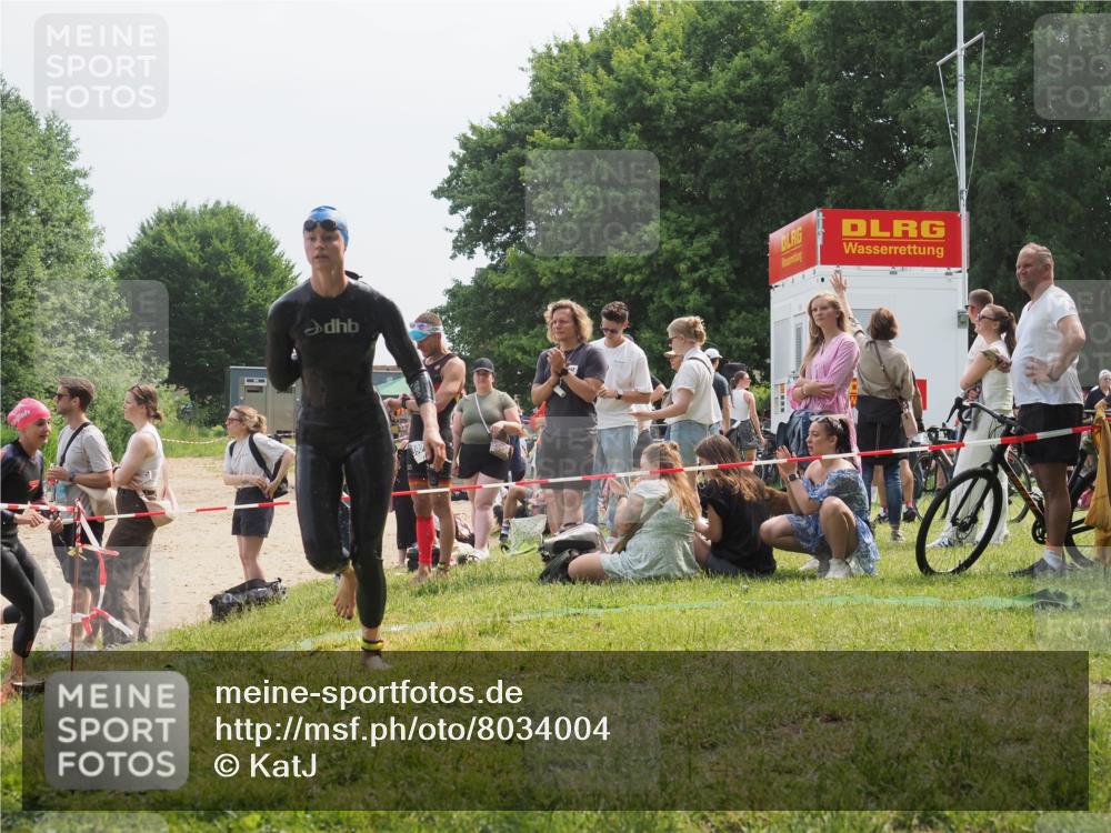 15.06.2025 - 27. Vierlanden-Triathlon KatJ http://msf.ph/oto/8034004 15.06.2025 11:17:15 Schwimmen 944, 945, 979 meine-sportfotos.de