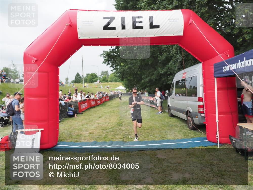 21.06.2025 - 27. Vierlanden-Triathlon MichiJ http://msf.ph/oto/8034005 15.06.2026 12:57:03 Ziel 59 meine-sportfotos.de