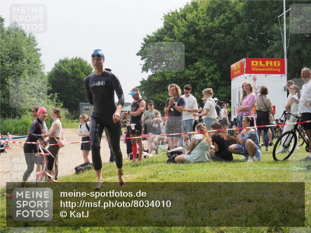 15.06.2025 - 27. Vierlanden-Triathlon KatJ http://msf.ph/oto/8034010 15.06.2025 11:17:16 Schwimmen 944, 945, 979 meine-sportfotos.de