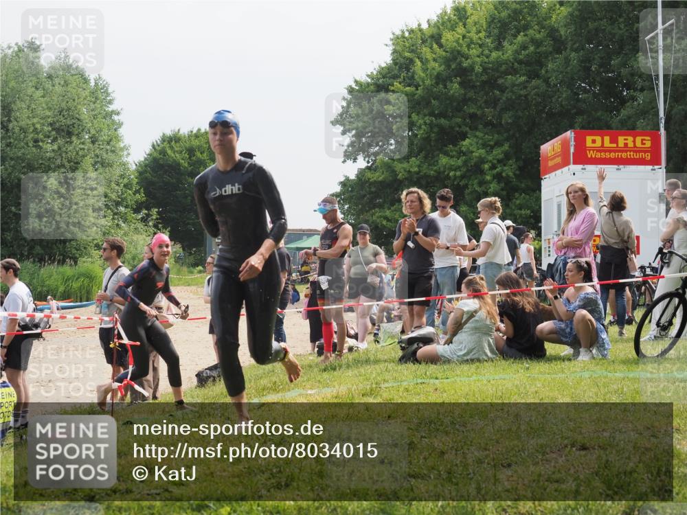15.06.2025 - 27. Vierlanden-Triathlon KatJ http://msf.ph/oto/8034015 15.06.2025 11:17:16 Schwimmen 944, 945, 979 meine-sportfotos.de