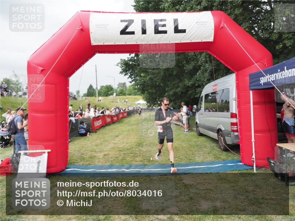 21.06.2025 - 27. Vierlanden-Triathlon MichiJ http://msf.ph/oto/8034016 15.06.2026 12:57:03 Ziel 59 meine-sportfotos.de