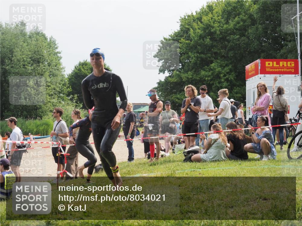 15.06.2025 - 27. Vierlanden-Triathlon KatJ http://msf.ph/oto/8034021 15.06.2025 11:17:16 Schwimmen 944, 945, 979 meine-sportfotos.de