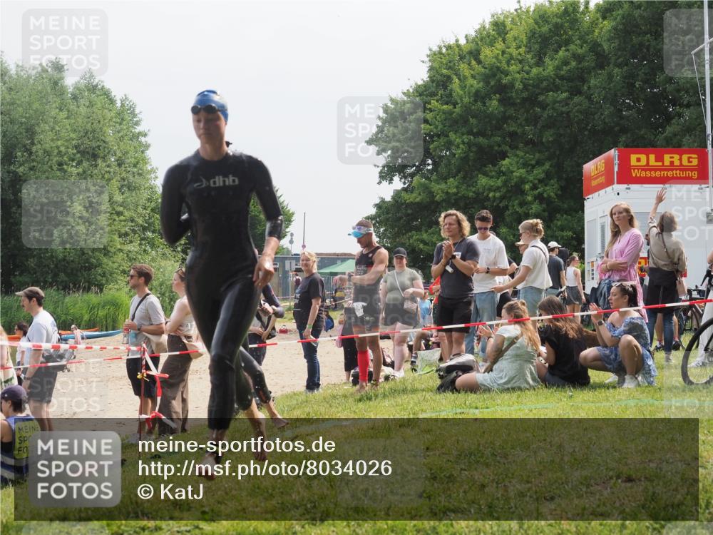 15.06.2025 - 27. Vierlanden-Triathlon KatJ http://msf.ph/oto/8034026 15.06.2025 11:17:16 Schwimmen 944, 945, 979 meine-sportfotos.de