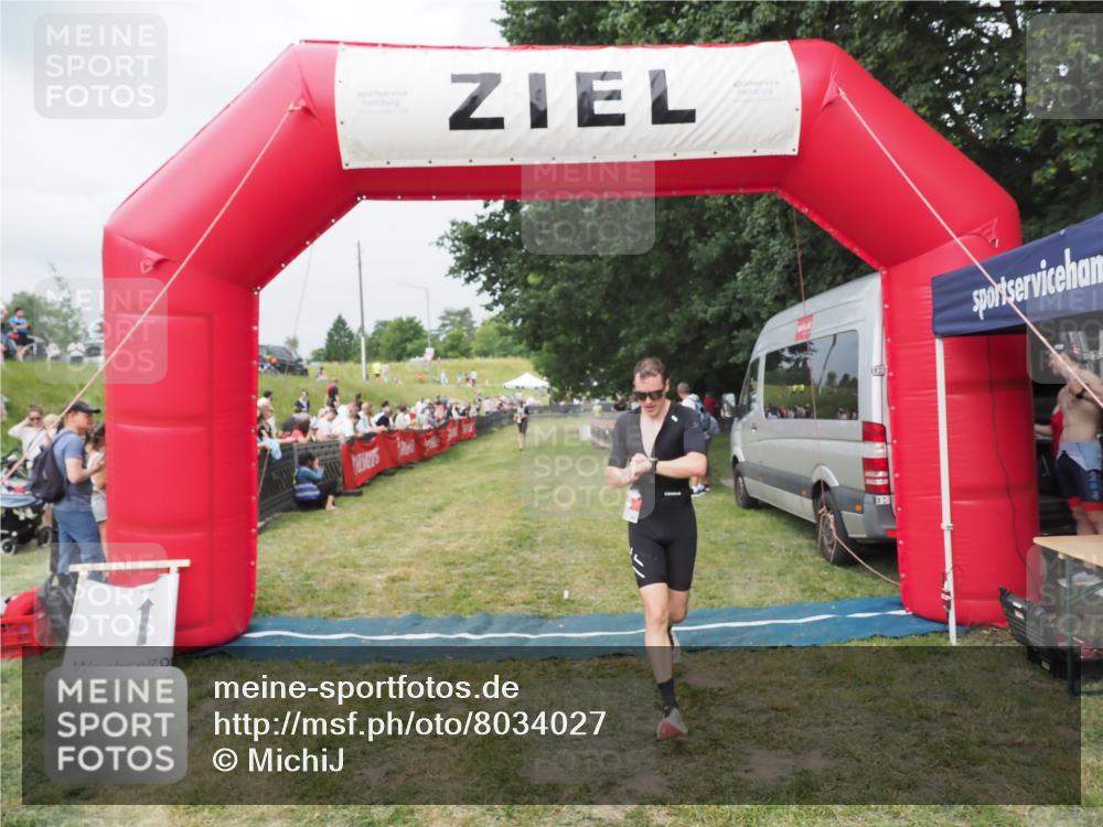 21.06.2025 - 27. Vierlanden-Triathlon MichiJ http://msf.ph/oto/8034027 15.06.2026 12:57:04 Ziel 59 meine-sportfotos.de