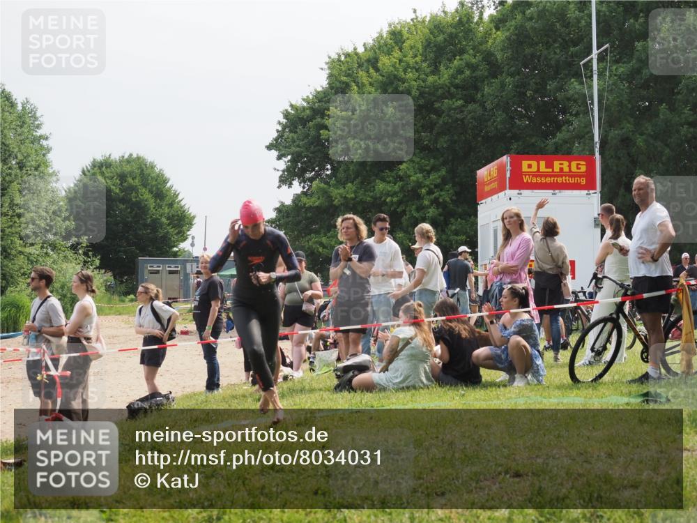 15.06.2025 - 27. Vierlanden-Triathlon KatJ http://msf.ph/oto/8034031 15.06.2025 11:17:17 Schwimmen 944, 945, 979 meine-sportfotos.de