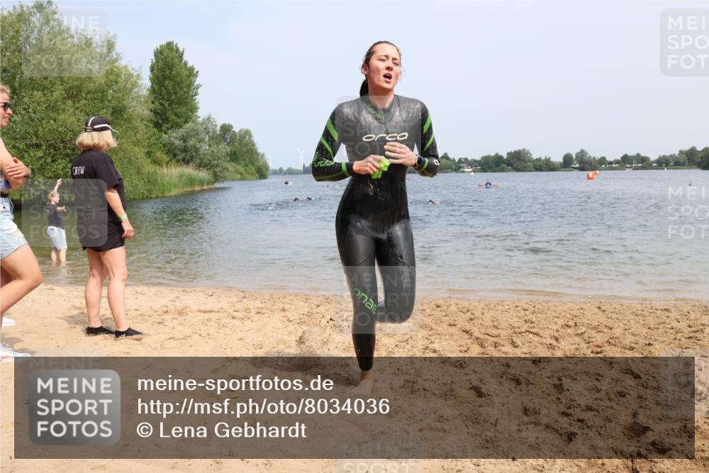 15.06.2025 - 27. Vierlanden-Triathlon Lena Gebhardt http://msf.ph/oto/8034036 15.06.2025 11:18:50 Schwimmen 885, 916, 939 meine-sportfotos.de