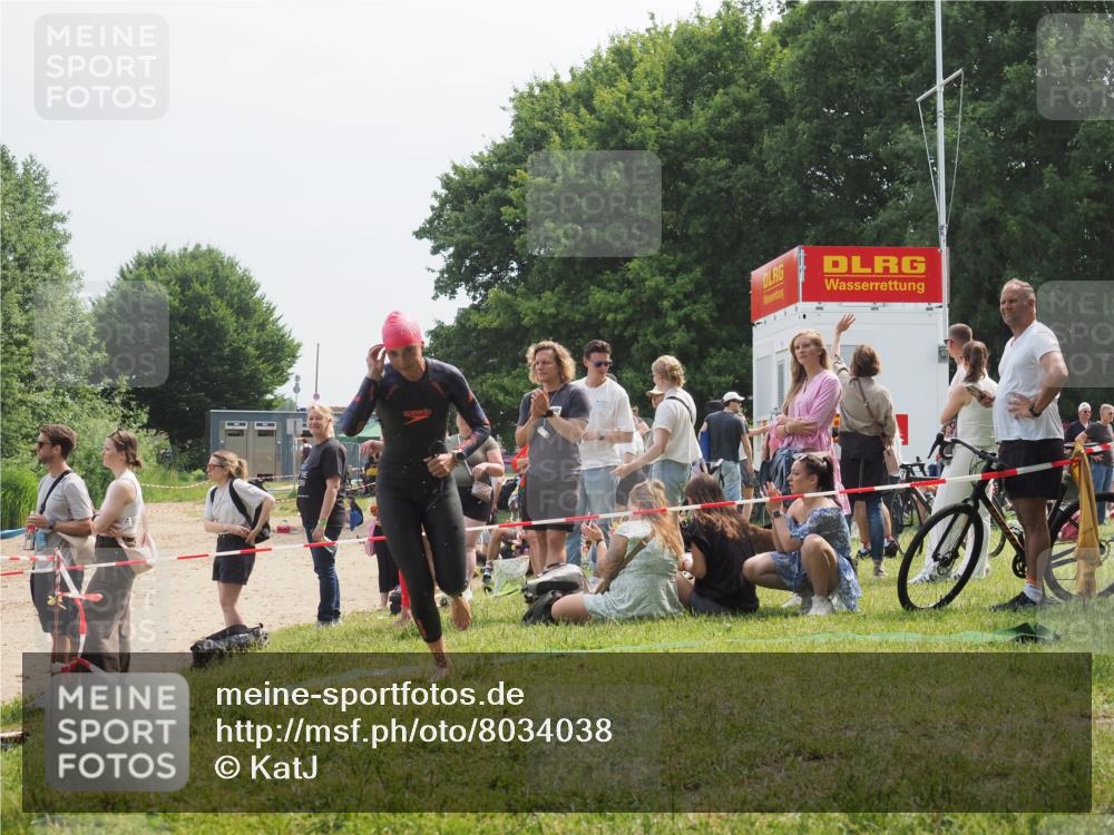 15.06.2025 - 27. Vierlanden-Triathlon KatJ http://msf.ph/oto/8034038 15.06.2025 11:17:17 Schwimmen 944, 945, 979 meine-sportfotos.de