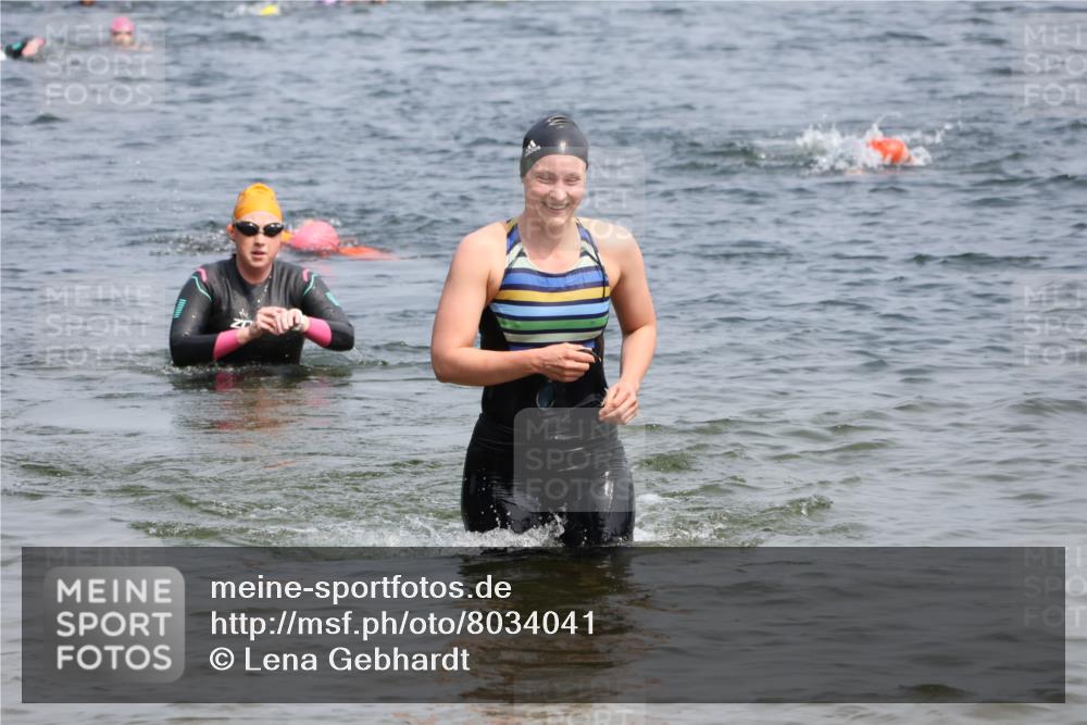 15.06.2025 - 27. Vierlanden-Triathlon Lena Gebhardt http://msf.ph/oto/8034041 15.06.2025 11:18:56 Schwimmen 885, 916, 942 meine-sportfotos.de