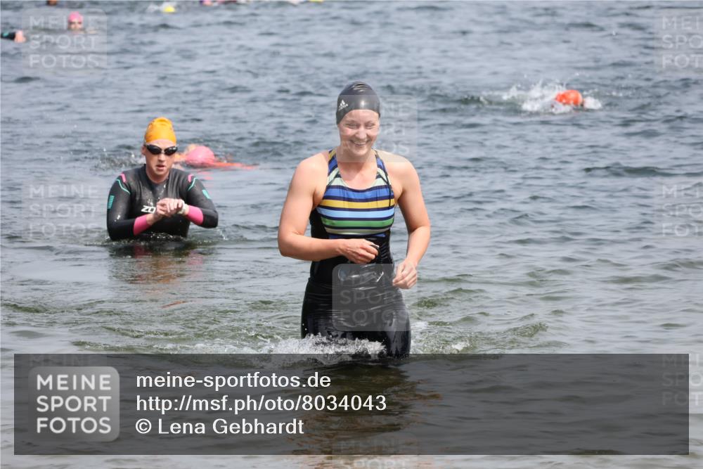 15.06.2025 - 27. Vierlanden-Triathlon Lena Gebhardt http://msf.ph/oto/8034043 15.06.2025 11:18:56 Schwimmen 885, 916, 942 meine-sportfotos.de
