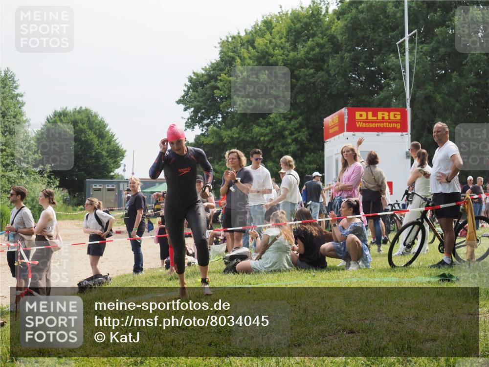 15.06.2025 - 27. Vierlanden-Triathlon KatJ http://msf.ph/oto/8034045 15.06.2025 11:17:17 Schwimmen 944, 945, 979 meine-sportfotos.de