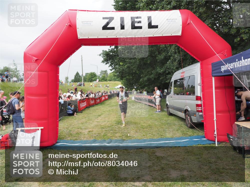 21.06.2025 - 27. Vierlanden-Triathlon MichiJ http://msf.ph/oto/8034046 15.06.2026 12:57:10 Ziel 59, 86 meine-sportfotos.de