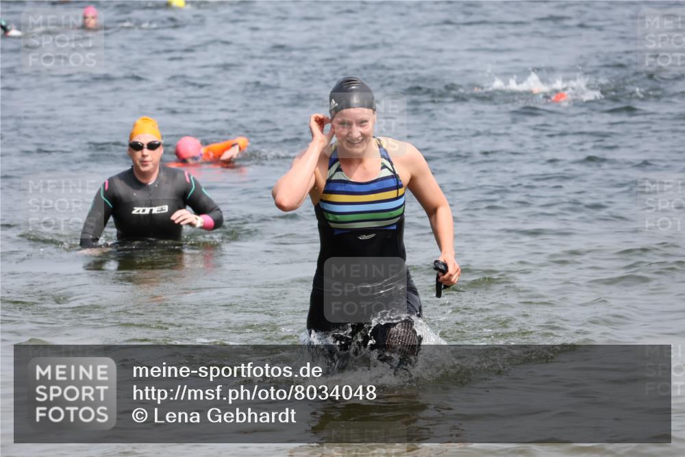 15.06.2025 - 27. Vierlanden-Triathlon Lena Gebhardt http://msf.ph/oto/8034048 15.06.2025 11:18:57 Schwimmen 876, 885, 916, 942 meine-sportfotos.de