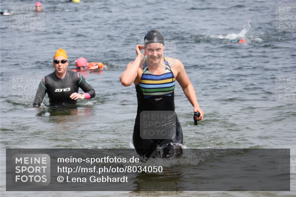 15.06.2025 - 27. Vierlanden-Triathlon Lena Gebhardt http://msf.ph/oto/8034050 15.06.2025 11:18:57 Schwimmen 876, 885, 916, 942 meine-sportfotos.de