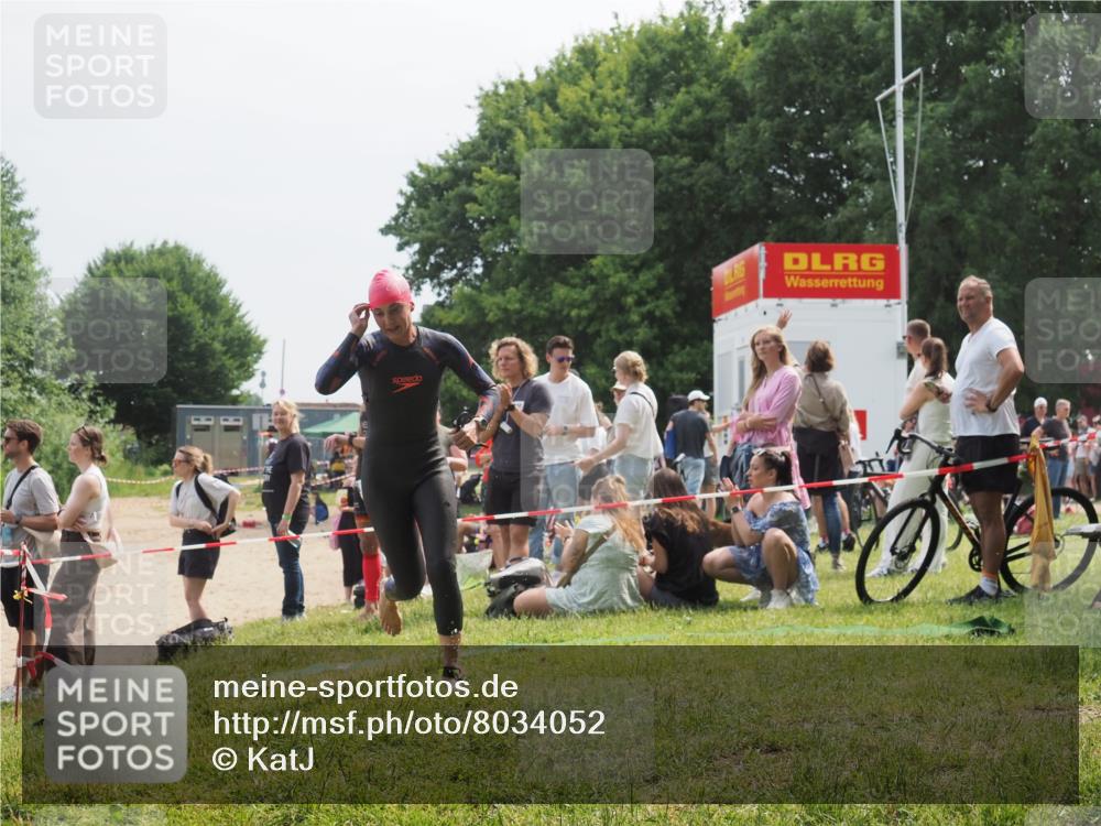 15.06.2025 - 27. Vierlanden-Triathlon KatJ http://msf.ph/oto/8034052 15.06.2025 11:17:17 Schwimmen 944, 945, 979 meine-sportfotos.de