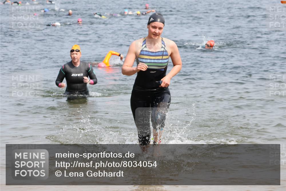 15.06.2025 - 27. Vierlanden-Triathlon Lena Gebhardt http://msf.ph/oto/8034054 15.06.2025 11:18:59 Schwimmen 876, 916, 942 meine-sportfotos.de