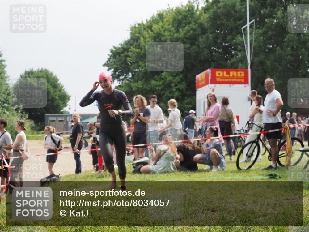 15.06.2025 - 27. Vierlanden-Triathlon KatJ http://msf.ph/oto/8034057 15.06.2025 11:17:17 Schwimmen 944, 945, 979 meine-sportfotos.de