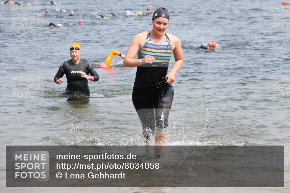15.06.2025 - 27. Vierlanden-Triathlon Lena Gebhardt http://msf.ph/oto/8034058 15.06.2025 11:18:59 Schwimmen 876, 916, 942 meine-sportfotos.de
