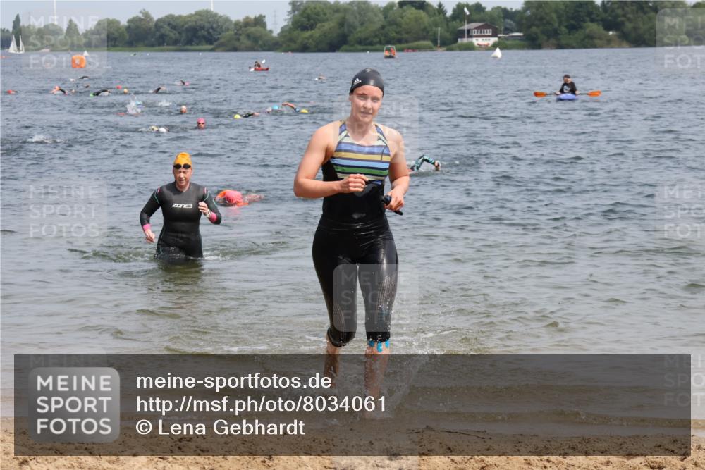 15.06.2025 - 27. Vierlanden-Triathlon Lena Gebhardt http://msf.ph/oto/8034061 15.06.2025 11:19:00 Schwimmen 876, 916, 942 meine-sportfotos.de