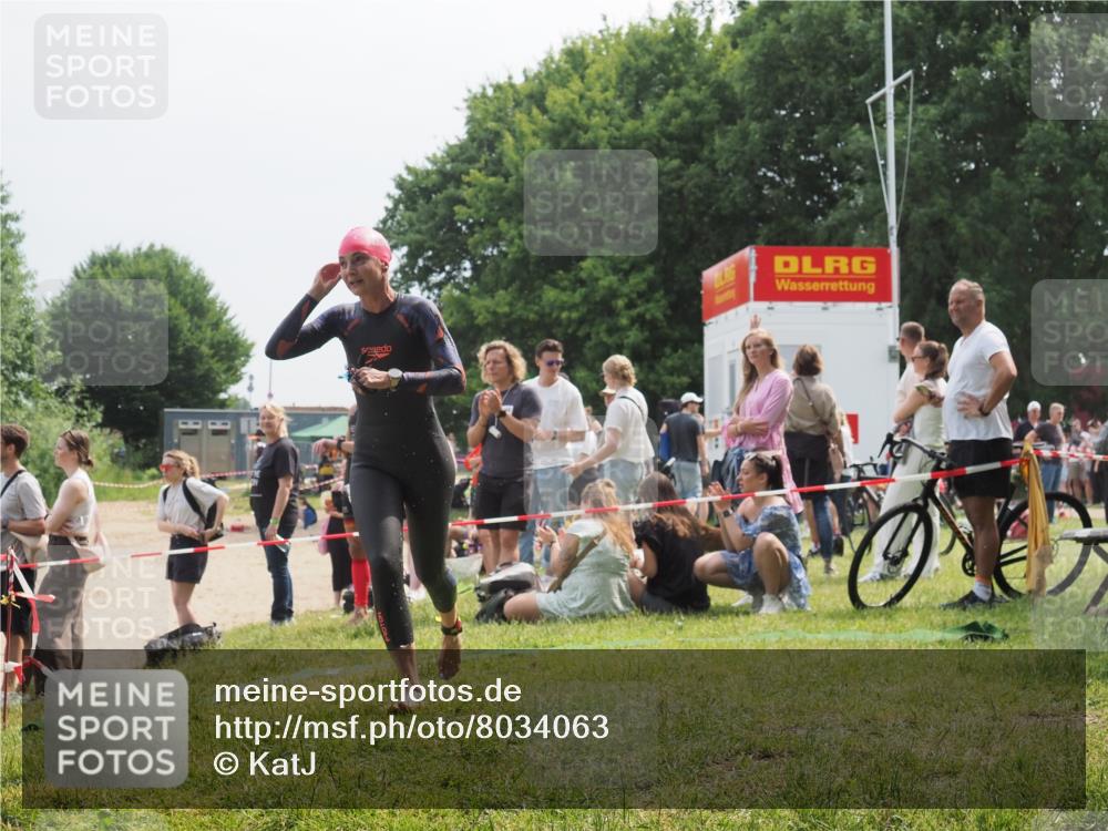 15.06.2025 - 27. Vierlanden-Triathlon KatJ http://msf.ph/oto/8034063 15.06.2025 11:17:17 Schwimmen 944, 945, 979 meine-sportfotos.de