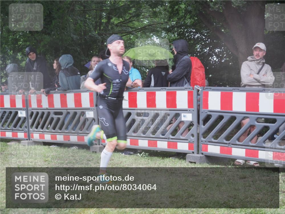 21.06.2025 - 27. Vierlanden-Triathlon KatJ http://msf.ph/oto/8034064 15.06.2025 13:47:20 Ziel 1124, 1147 meine-sportfotos.de