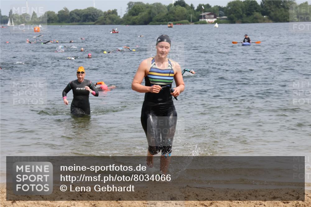 15.06.2025 - 27. Vierlanden-Triathlon Lena Gebhardt http://msf.ph/oto/8034066 15.06.2025 11:19:00 Schwimmen 876, 916, 942 meine-sportfotos.de