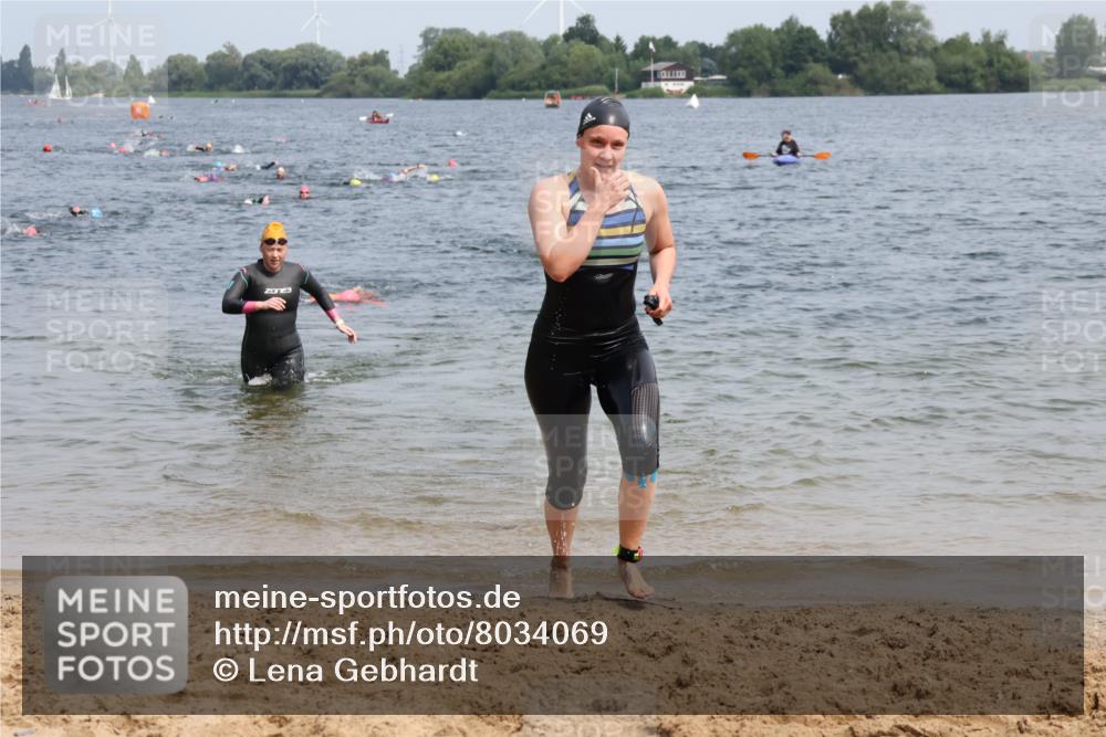 15.06.2025 - 27. Vierlanden-Triathlon Lena Gebhardt http://msf.ph/oto/8034069 15.06.2025 11:19:00 Schwimmen 876, 916, 942 meine-sportfotos.de