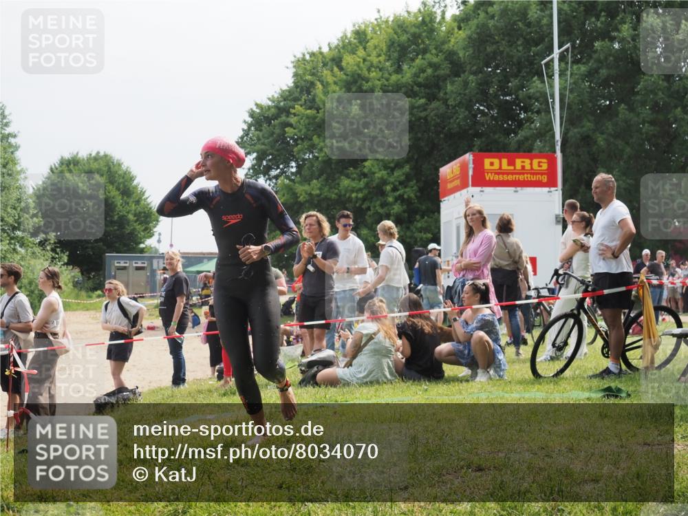 15.06.2025 - 27. Vierlanden-Triathlon KatJ http://msf.ph/oto/8034070 15.06.2025 11:17:17 Schwimmen 944, 945, 979 meine-sportfotos.de
