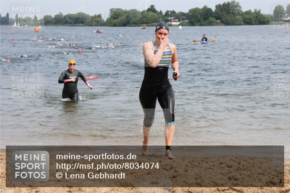 15.06.2025 - 27. Vierlanden-Triathlon Lena Gebhardt http://msf.ph/oto/8034074 15.06.2025 11:19:01 Schwimmen 876, 942 meine-sportfotos.de