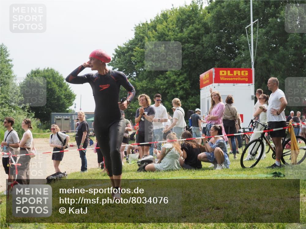 15.06.2025 - 27. Vierlanden-Triathlon KatJ http://msf.ph/oto/8034076 15.06.2025 11:17:17 Schwimmen 944, 945, 979 meine-sportfotos.de