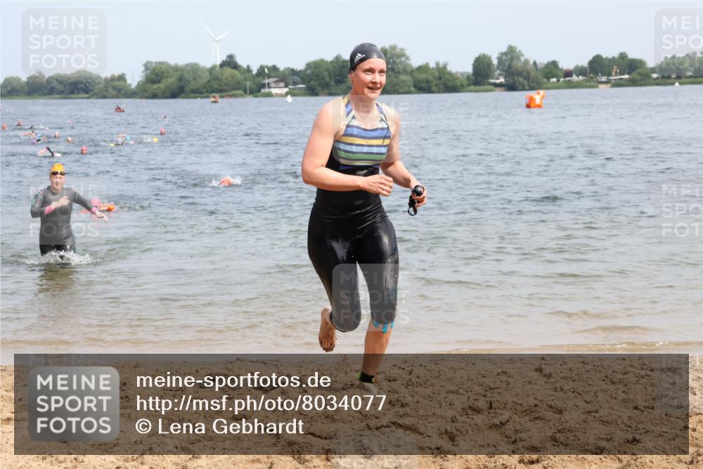 15.06.2025 - 27. Vierlanden-Triathlon Lena Gebhardt http://msf.ph/oto/8034077 15.06.2025 11:19:01 Schwimmen 876, 942 meine-sportfotos.de