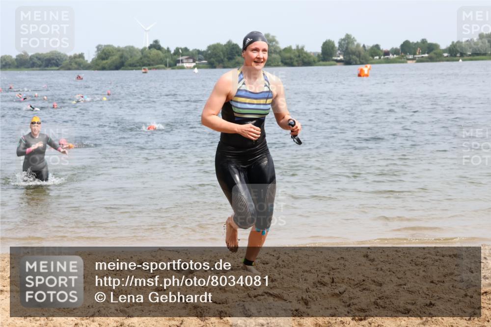 15.06.2025 - 27. Vierlanden-Triathlon Lena Gebhardt http://msf.ph/oto/8034081 15.06.2025 11:19:01 Schwimmen 876, 942 meine-sportfotos.de
