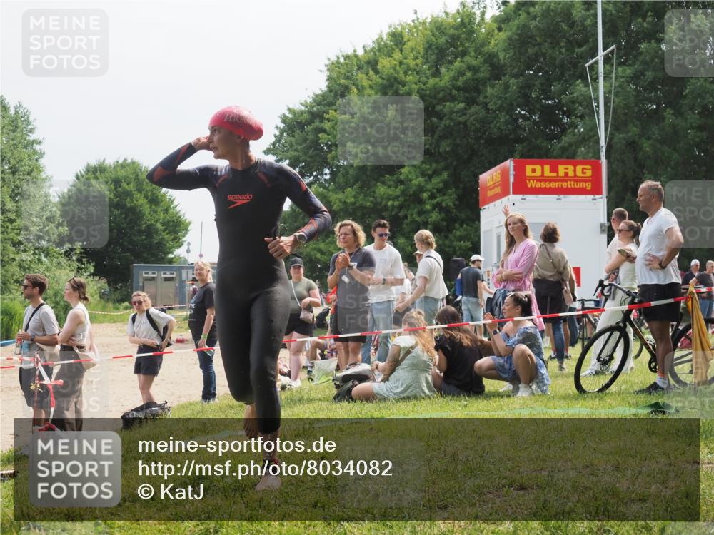 15.06.2025 - 27. Vierlanden-Triathlon KatJ http://msf.ph/oto/8034082 15.06.2025 11:17:18 Schwimmen 911, 944, 945, 979 meine-sportfotos.de