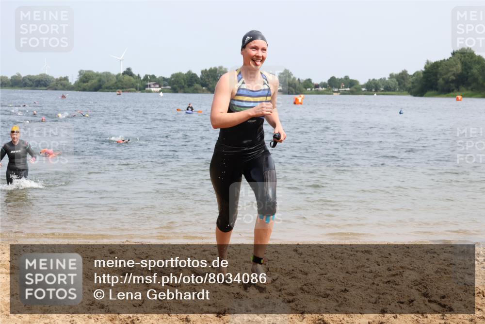 15.06.2025 - 27. Vierlanden-Triathlon Lena Gebhardt http://msf.ph/oto/8034086 15.06.2025 11:19:02 Schwimmen 876, 942 meine-sportfotos.de